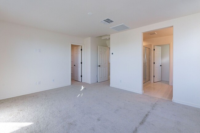 Building Photo - Three Bedrooms! Newer Neighborhood - conve...