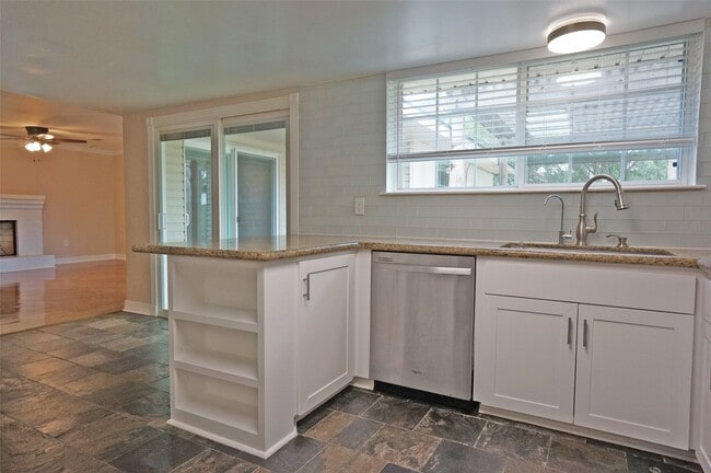 Building Photo - 1922 Westlake Way