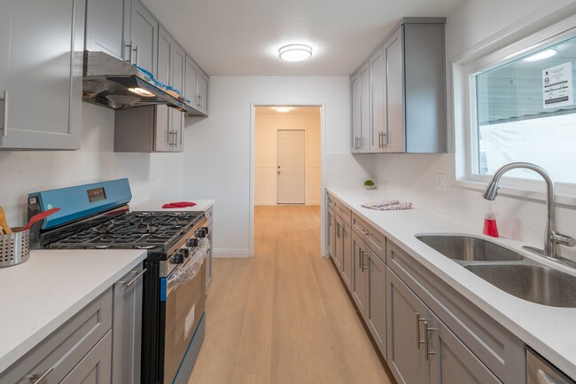 Building Photo - Charming 3 Bedrooms 2 Bathrooms Home $3,50...