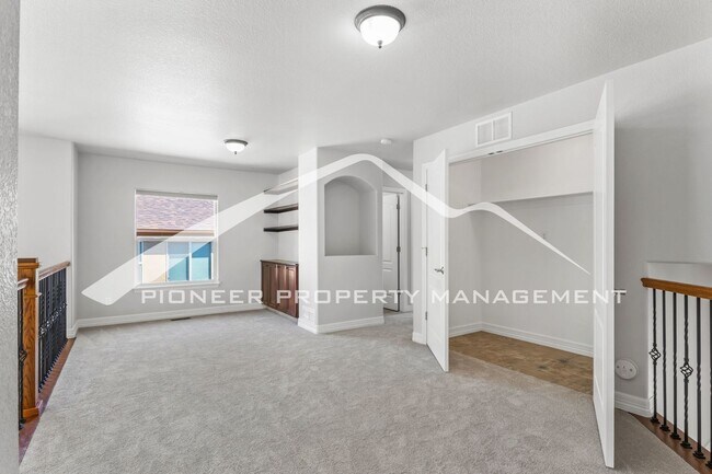 Building Photo - Low-Maintenance Living in Desirable West Side Neighborhood 5 bd, 2 car garage and AC