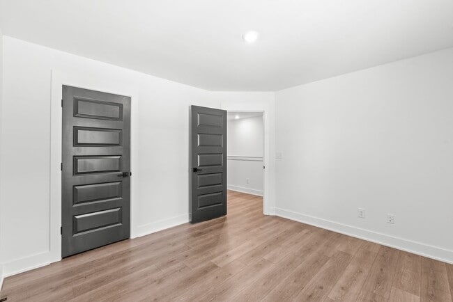 Building Photo - Move-in Ready Modern Townhome!!