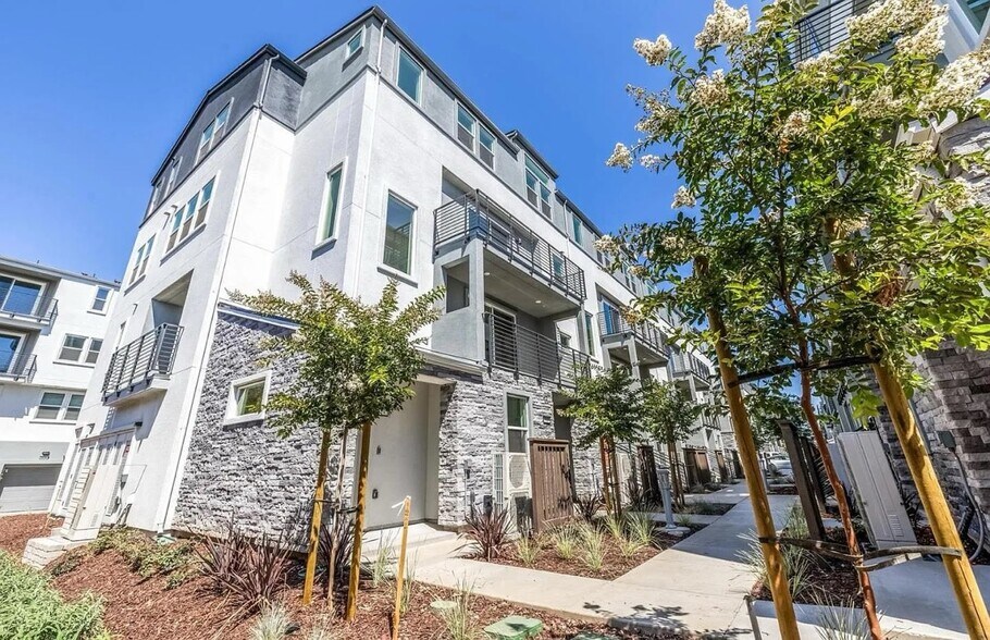 Building Photo - 818 Redberry Way