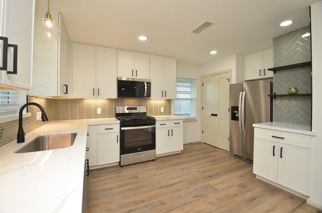 Building Photo - 9011 Theysen Dr