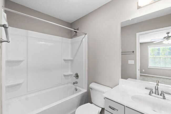 Building Photo - Two Bedroom with Garage on Exit 11!