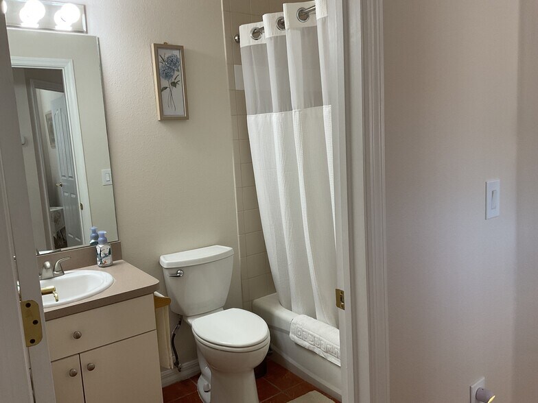 Bathroom - 2717 Tottenham Dr