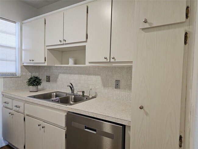 Building Photo - 2491 SW 82nd Ave