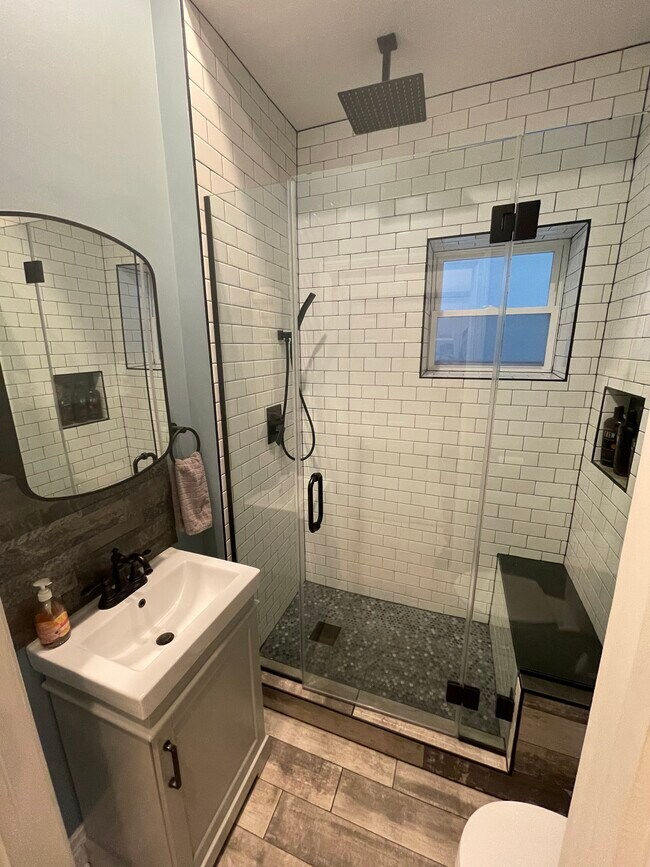 2nd Bath - 2717 N Artesian Ave