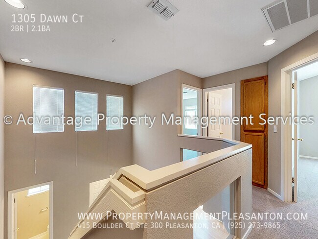 Building Photo - Spacious 2 Bed, 2.5 Bath, Townhome with 2-...