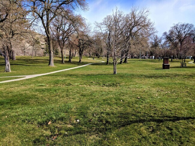 Building Photo - 771 Wall St