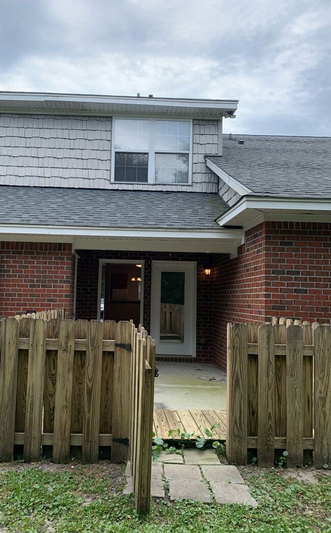 Building Photo - 2 Bedroom 1.5 Bath Townhome in Pleasant Gr...