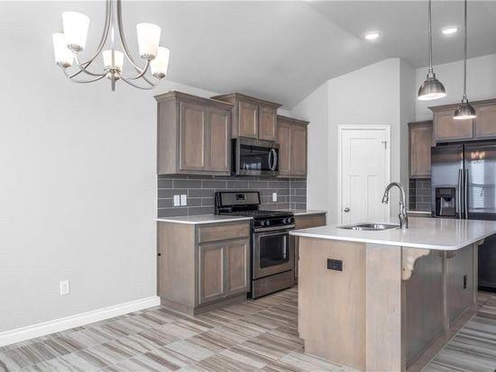 Building Photo - 806 Barbaroot Dr