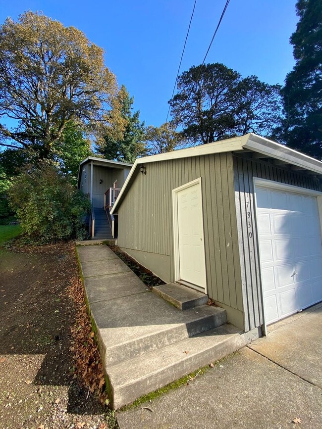 Building Photo - Large 2 bedroom, 1.5 bathroom Townhouse st...
