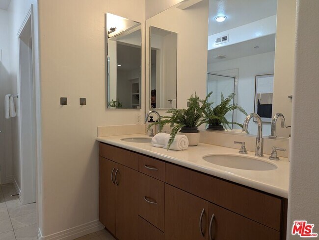 Building Photo - 7100 Playa Vista Dr