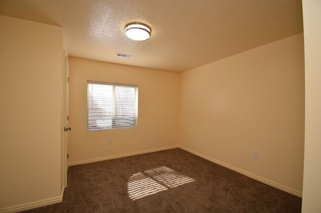 Building Photo - Modern 4 bed Home in Prime West Valley Location!!