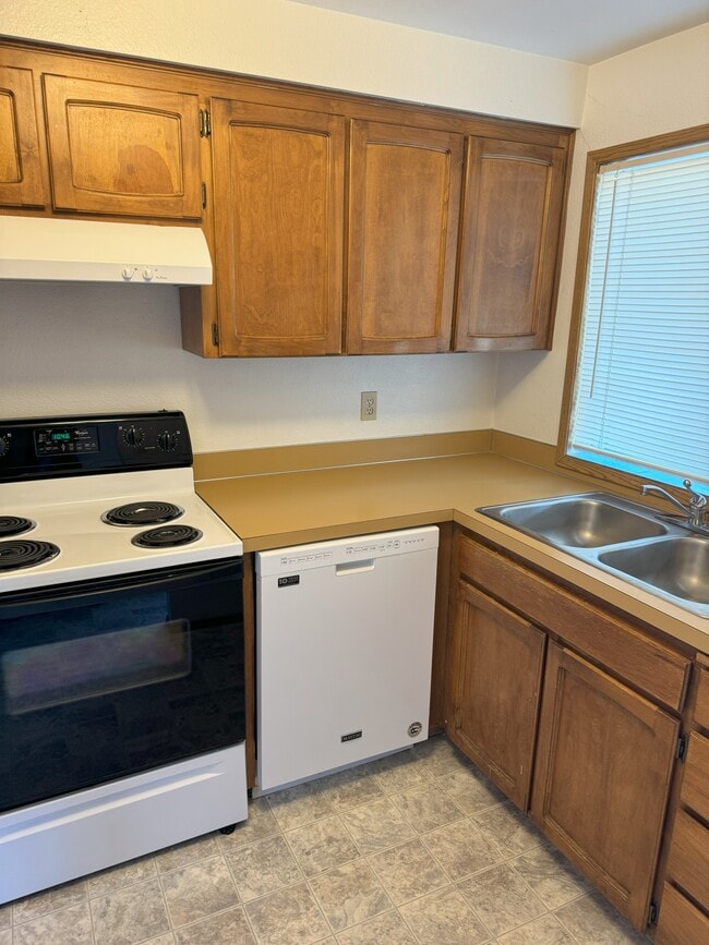 Building Photo - 1232 SW Maple Tree Ct