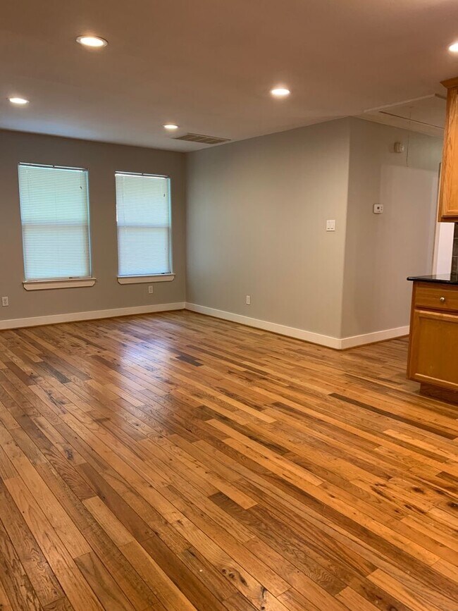 Building Photo - 3207 Hampton Rd