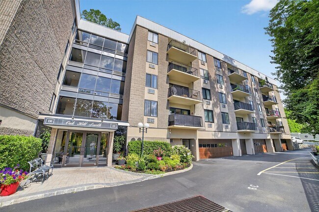 Building Photo - 130 Colonial Pkwy