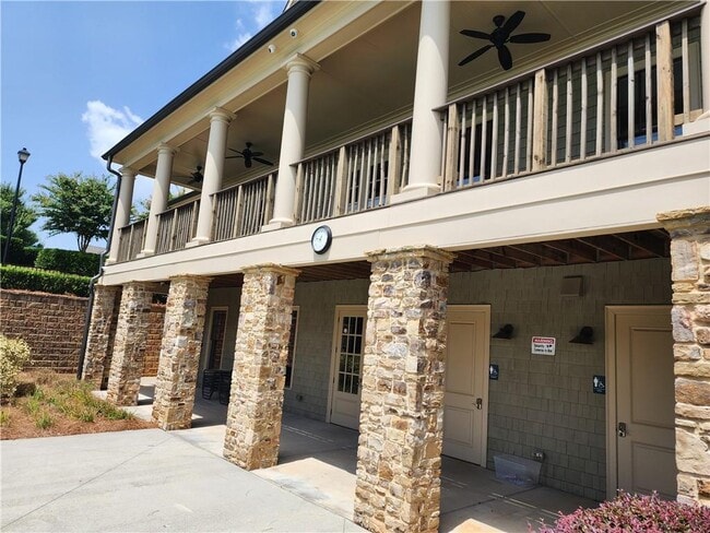 Building Photo - 4045 Brookview Dr