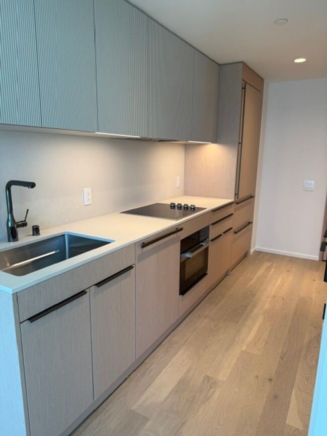 Building Photo - The Park Ward Village - Studio with Park and Ocean Views!