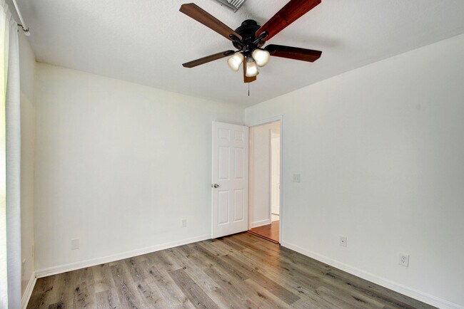 Building Photo - 2664 Yarmouth Dr
