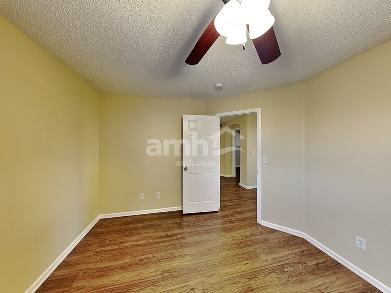 Building Photo - 4096 Netherland St