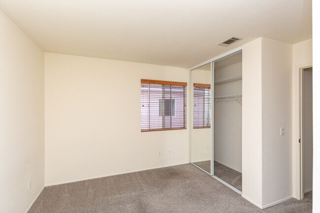 Building Photo - 2 Bedroom Townhome in Scripps Ranch