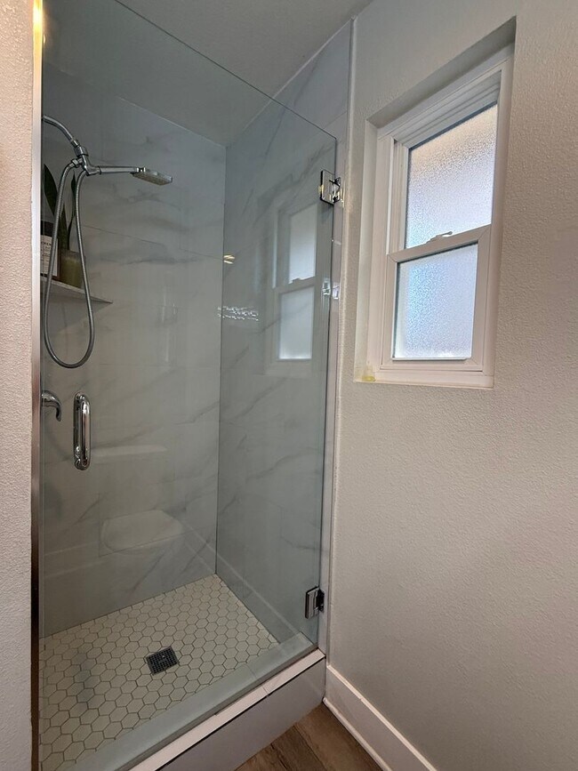 Building Photo - Move in Ready 3bed/3bath, beautiful backyard