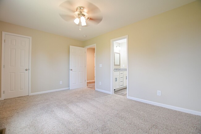 Building Photo - Pet Friendly Two Bedroom!