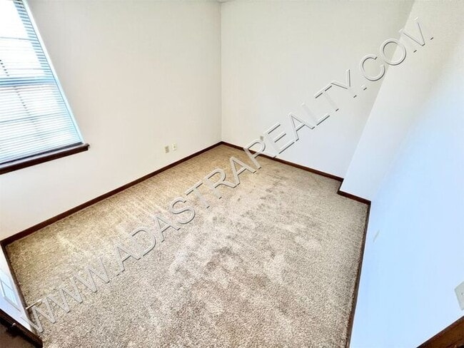 Building Photo - Affordable Duplex in Blue Valley School District-Available NOW!!