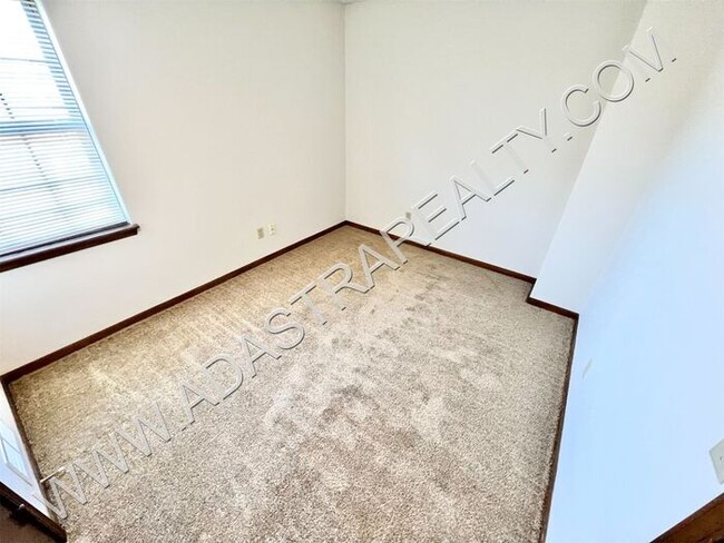 Building Photo - Spacious Duplex in Blue Valley-Available N...