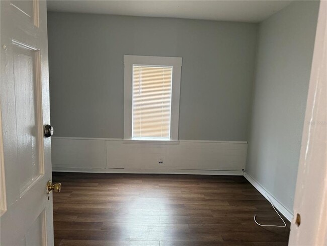 Building Photo - 719 E 8th St