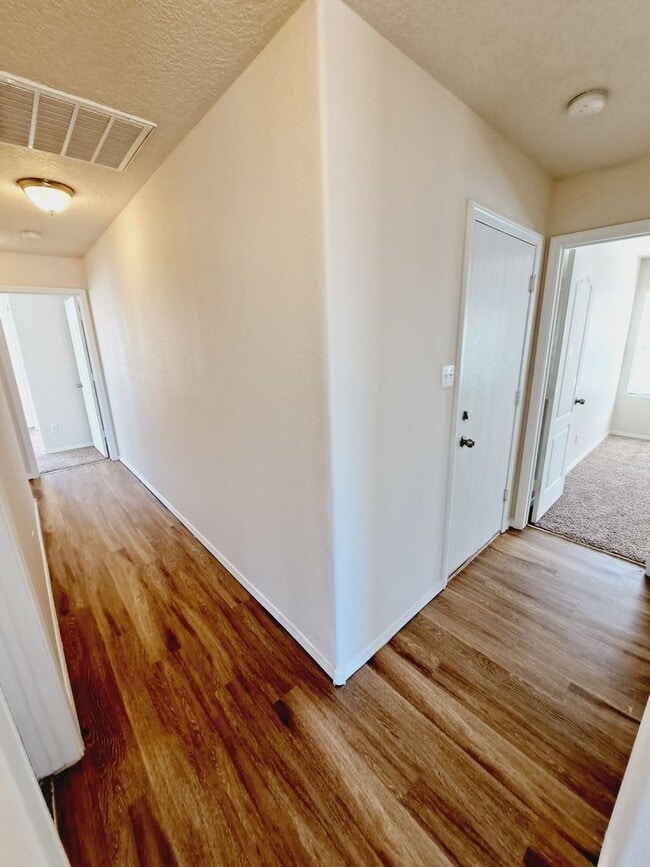 Building Photo - 3 bed 2 bath home in Huning Ranch. Great Yard