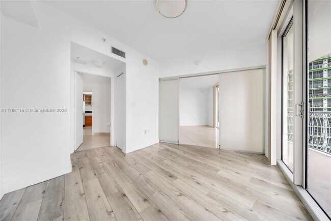 Building Photo - 1750 N Bayshore Dr