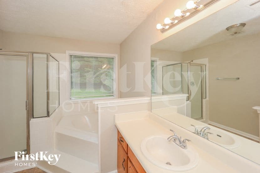 Building Photo - 11685 Heritage Dr