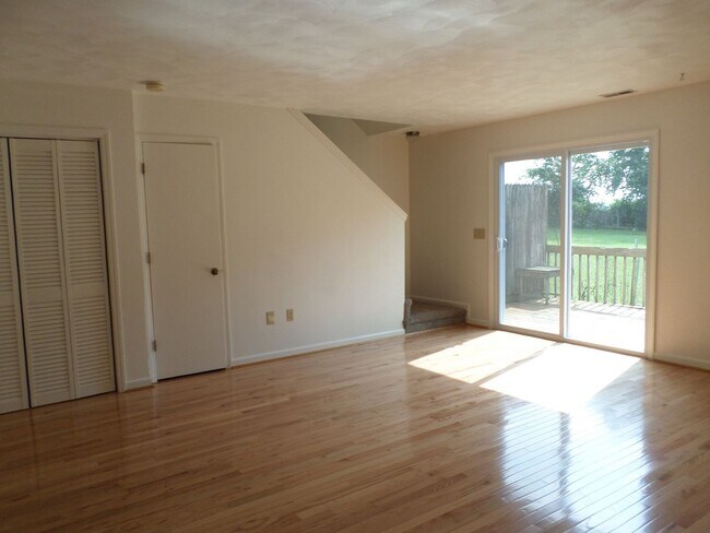 Building Photo - 3 Bedroom 2.5 Bath Duplex