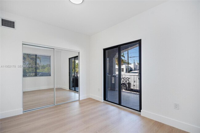 Building Photo - 629 SW 10th Ave