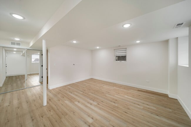 Building Photo - 1137 N Francisco Ave