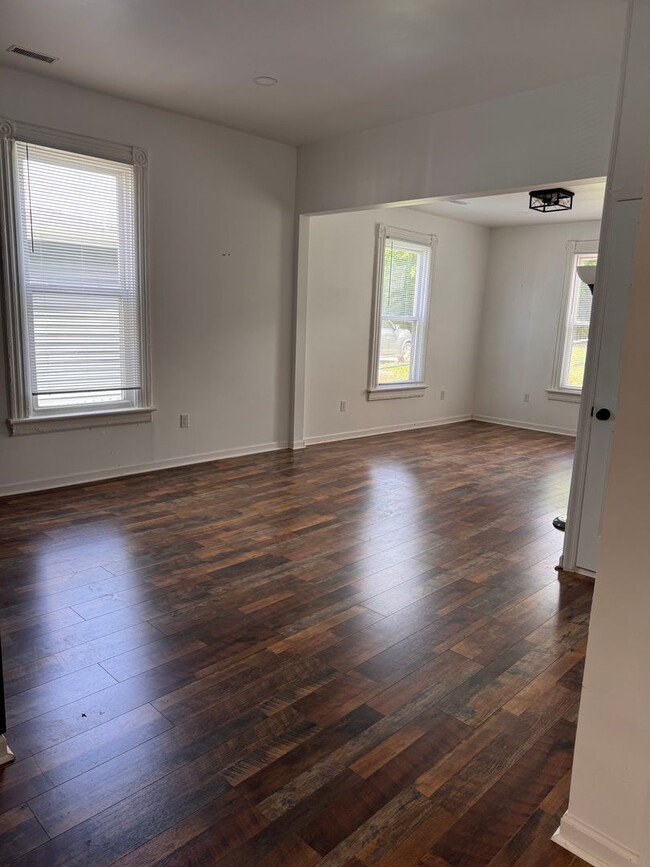 Building Photo - 3 Bedroom || 1 Bathroom Single Family Home