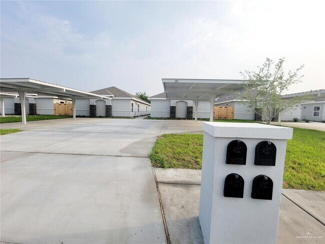 Building Photo - 10 Davenport St