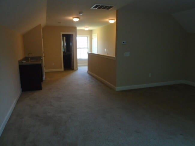 Building Photo - Stunning 5-Bedroom, 3.5-Bath Home with Bon...