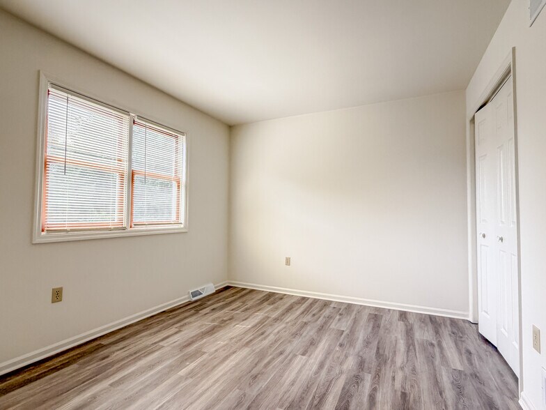 Building Photo - 28 Pheasant Ln