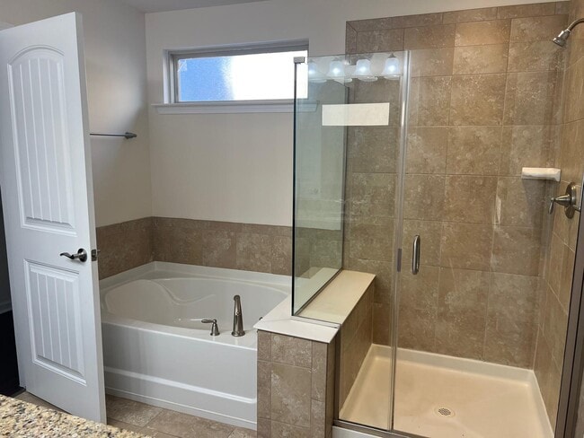 Building Photo - 2121 Chipley Dr