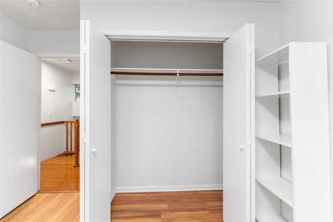 Building Photo - 13911 Hollowgreen Dr