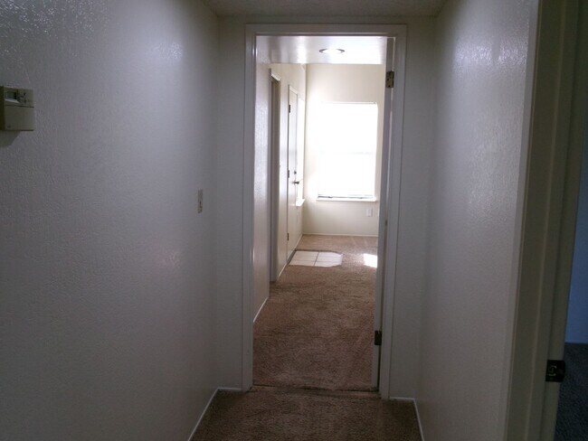 Building Photo - LAURELGLEN !