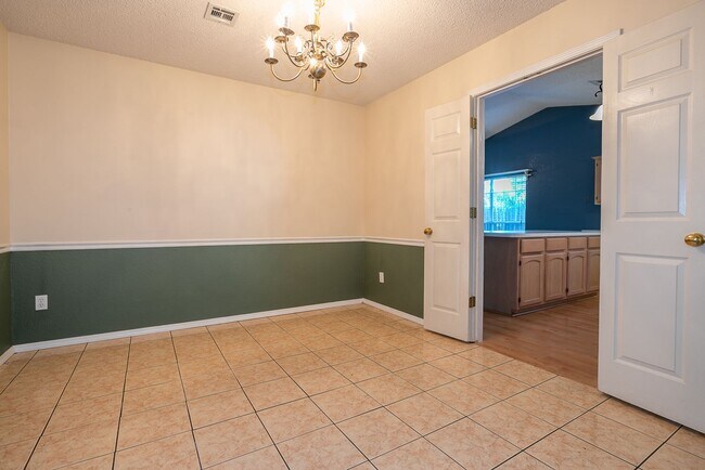 Building Photo - Charming 3 bedroom home with cozy fireplac...