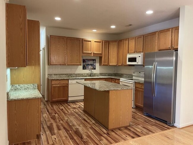 Building Photo - NW Brick Townhome, Granite Counter-Tops, W...