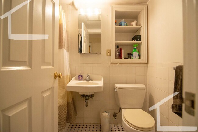 Building Photo - No Brokers Fee, heat, Hot Water Included, Garden Level Recently Renovated Unit, Laundry on a Site