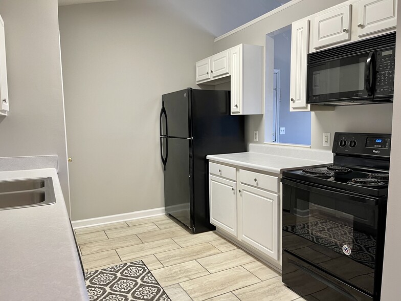 Building Photo - 105 Pelham Square Way