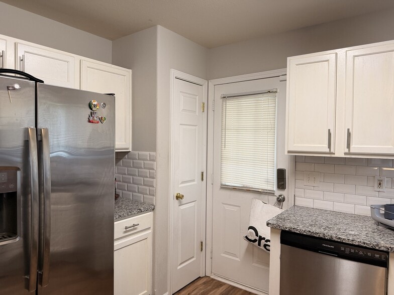 Building Photo - 2722 Meadow Knoll Dr