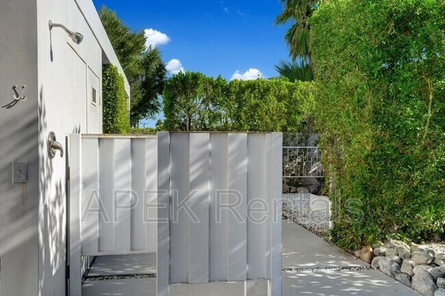 Building Photo - 3133 N Sunnyview Dr